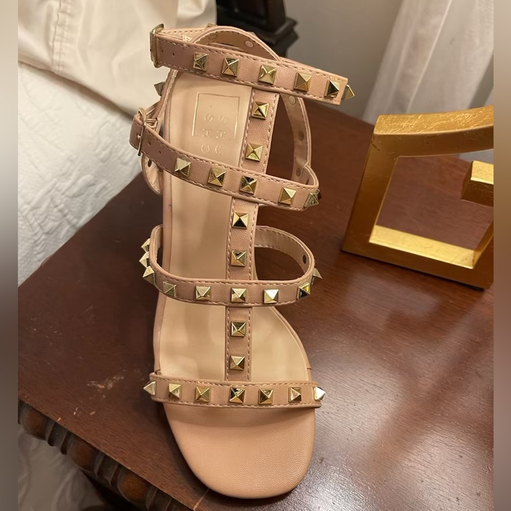 NWT nude and gold studded heel - Picture 6 of 6